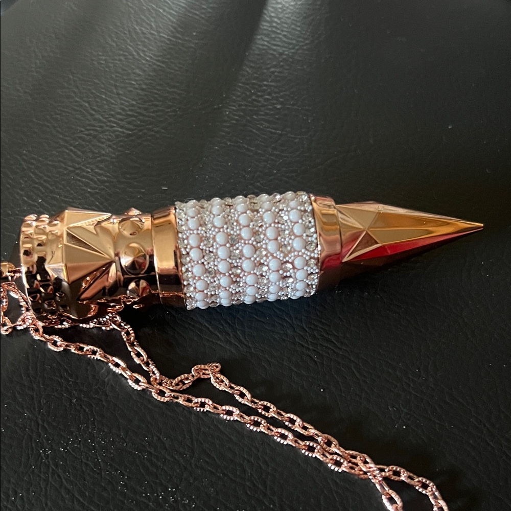 Elegant Pearl and Gold Pendant Necklace